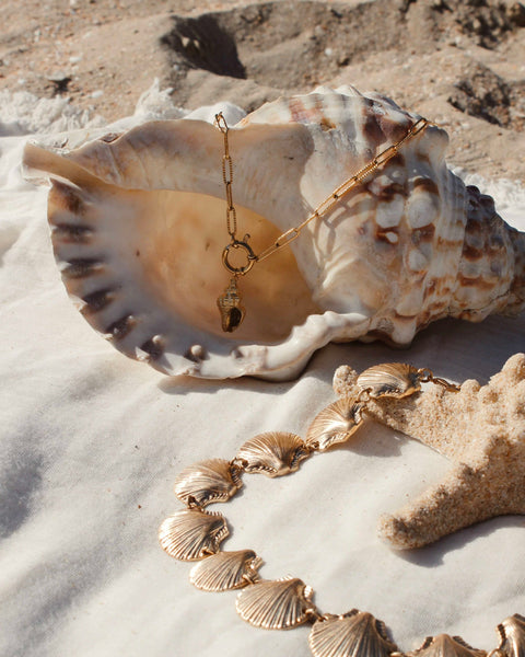 shell jewelry-boho style-beach outfit-boho chic style-bohemian jewelry-coastal look-beach style