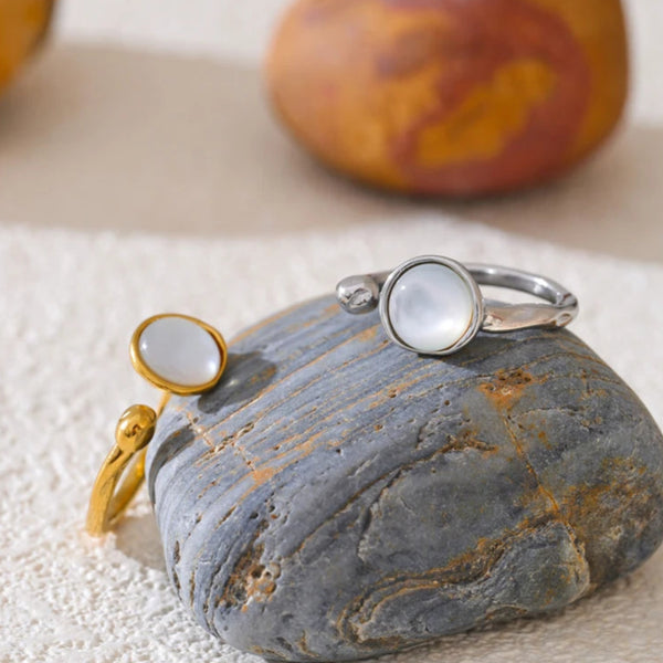 Coastal_Light_Shell_Ring-shell ring-boho chic shell ring-beach vibe-beach out fit- coastal lok ring