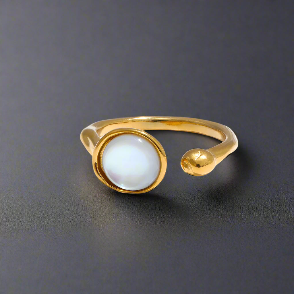 Coastal_Light_Shell_Ring-shell ring-boho chic shell ring-beach vibe-beach out fit- coastal lok ring