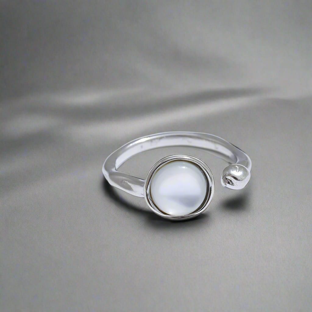Coastal_Light_Shell_Ring-shell ring-boho chic shell ring-beach vibe-beach out fit- coastal lok ring
