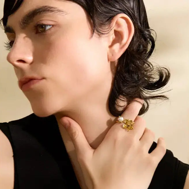 Floral Pearl Bloom Ring - Golden flora twisted pearl ring-pearl ring-gold pearl ring-shell ring-shell jewelry-beach outfit ring-beach style-boho style-bohemian jewelry