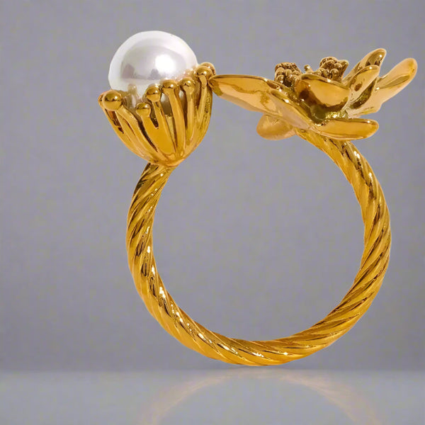 Floral Pearl Bloom Ring - Golden flora twisted pearl ring-pearl ring-gold pearl ring--shell ring-shell jewelry-beach outfit ring-beach style-boho style-bohemian jewelry