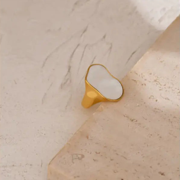 Gold Signet Shell Ring-mother of pearl golden shell ring-nacre shell ringGold Signet Shell Ring-mother of pearl golden shell ring-nacre shell ring-shell ring-shell jewelry-beach outfit ring-beach style-boho style-bohemian jewelry-wedding style ring