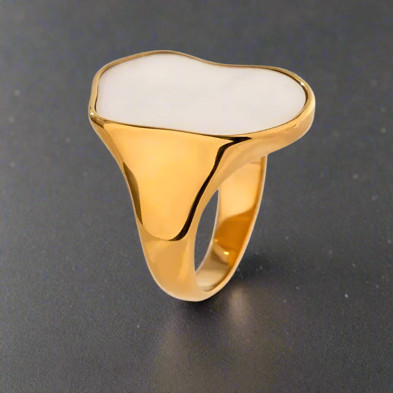 Gold Signet Shell Ring-mother of pearl golden shell ring-nacre shell ring-shell ring-shell jewelry-beach outfit ring-beach style-boho style-bohemian jewelry-wedding style ring