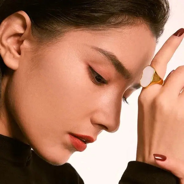 Gold Signet Shell Ring-mother of pearl golden shell ring-nacre shell ring-shell ring-shell jewelry-beach outfit ring-beach style-boho style-bohemian jewelry-wedding style ring