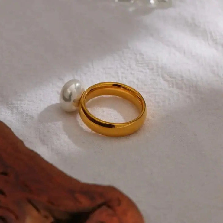 spherical-pearl-solitaire-ring-solitaire pearl ring-golden solidaire pearl ring-shell ring-shell jewelry-beach outfit ring-beach style-boho style-bohemian jewelry