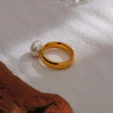 spherical-pearl-solitaire-ring-solitaire pearl ring-golden solidaire pearl ring-shell ring-shell jewelry-beach outfit ring-beach style-boho style-bohemian jewelry