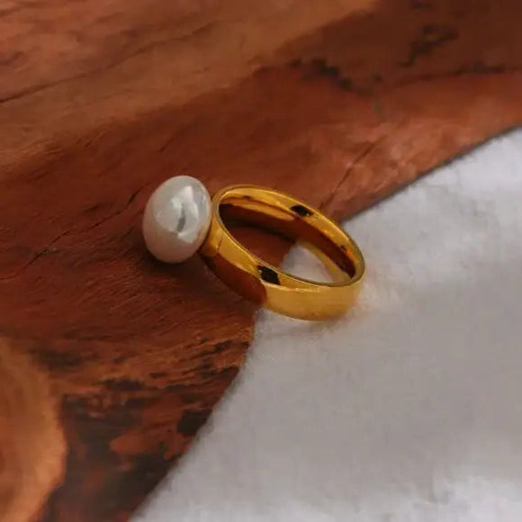 spherical-pearl-solitaire-ring-solitaire pearl ring-golden solidaire pearl ring-shell ring-shell jewelry-beach outfit ring-beach style-boho style-bohemian jewelry