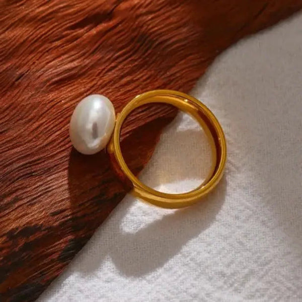spherical-pearl-solitaire-ring-solitaire pearl ring-golden solidaire pearl ring-shell ring-shell jewelry-beach outfit ring-beach style-boho style-bohemian jewelry