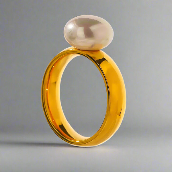 spherical-pearl-solitaire-ring-solitaire pearl ring-golden solidaire pearl ring-shell ring-shell jewelry-beach outfit ring-beach style-boho style-bohemian jewelry