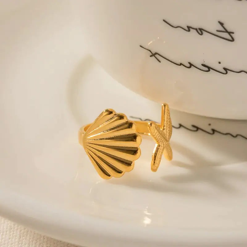 golden starfish and clamshell ring-shell ring-shell jewelry-beach outfit ring-beach style-boho style-bohemian jewelry