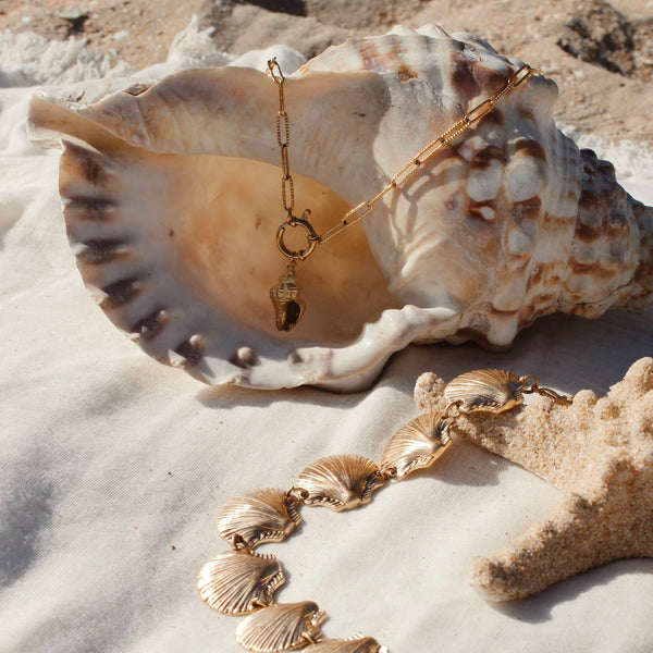 shell jewelry-boho style-beach outfit-boho chic style-bohemian jewelry-coastal look-beach style
