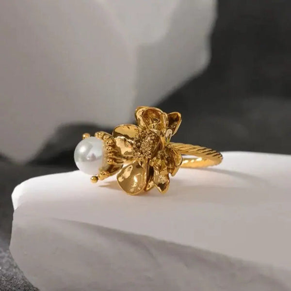 Floral PeaFloral Pearl Bloom Ring - Golden flora twisted pearl ring-pearl ring-gold pearl ring Bloom Ring-shell ring-shell jewelry-beach outfit ring-beach style-boho style-bohemian jewelry