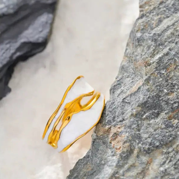 gold-edged-pearl-wave-ring-golden shell ring-edge shell ring-shell ring-shell jewelry-beach outfit ring-beach style-boho style-bohemian jewelry-wedding style ring