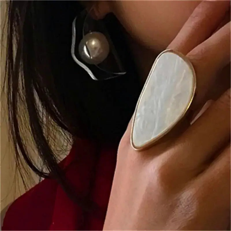 Oval Shell Ring- nacre shell ring-mother of pearl shell ring--shell ring-shell jewelry-beach outfit ring-beach style-boho style-bohemian jewelry-wedding style ring
