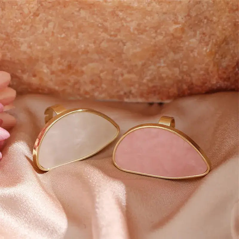 Oval Shell Ring- nacre shell ring-mother of pearl shell ring--shell ring-shell jewelry-beach outfit ring-beach style-boho style-bohemian jewelry-wedding style ring
