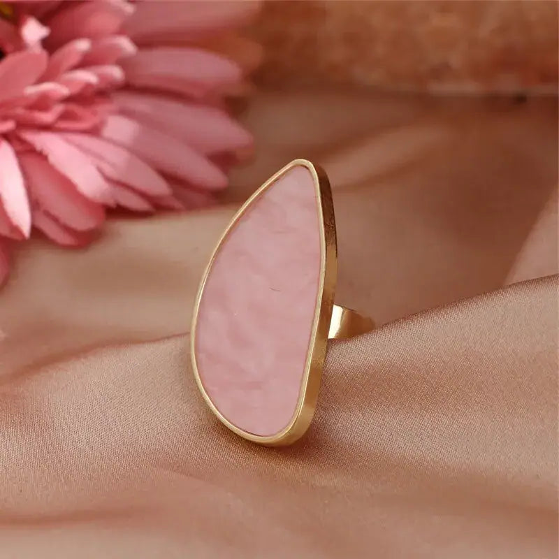 Oval Shell Ring- nacre shell ring-mother of pearl shell ring--shell ring-shell jewelry-beach outfit ring-beach style-boho style-bohemian jewelry-wedding style ring
