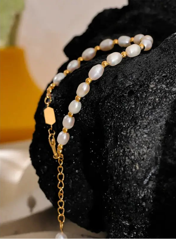 pearl-and-gold-bead-bracelet-Pearl bracelet-shell bracelet-shell jewelry-boho chic jewelry-boho chic style