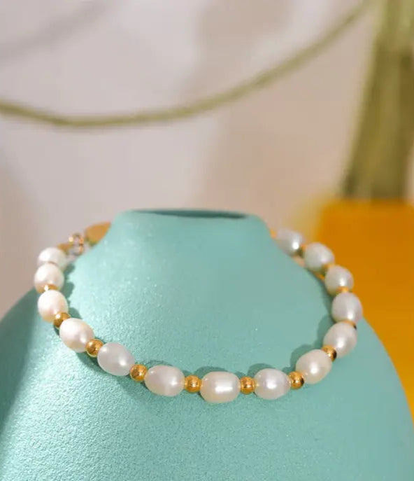 pearl-and-gold-bead-bracelet-Pearl bracelet-shell bracelet-shell jewelry-boho chic jewelry-boho chic style