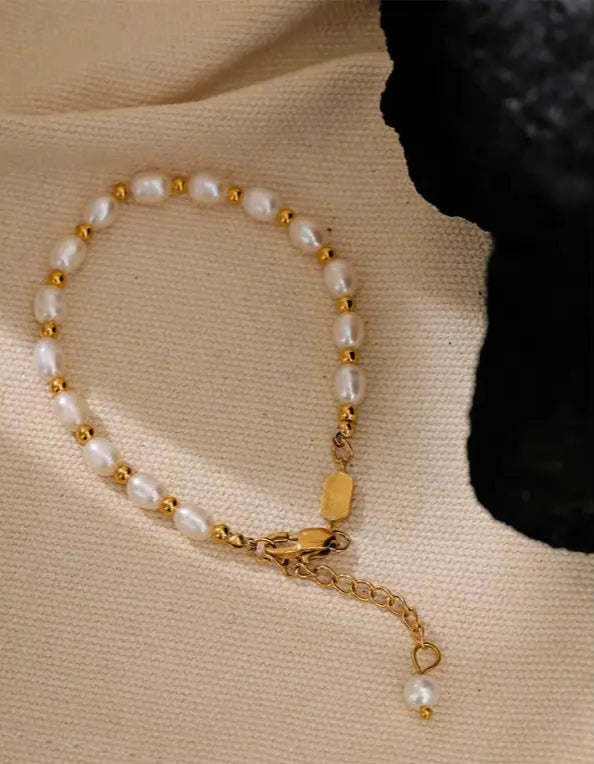 pearl-and-gold-bead-bracelet-Pearl bracelet-shell bracelet-shell jewelry-boho chic jewelry-boho chic style