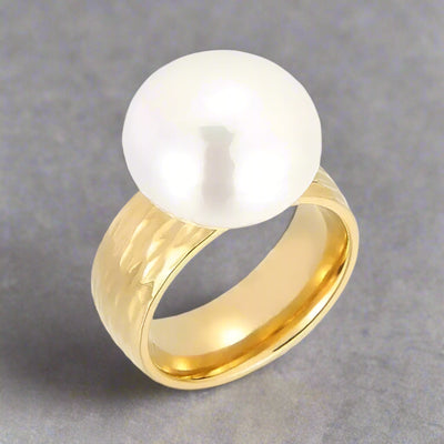 radiant-pearl-groove-ring-gold-Golden solitaire pearl ring-shell ring